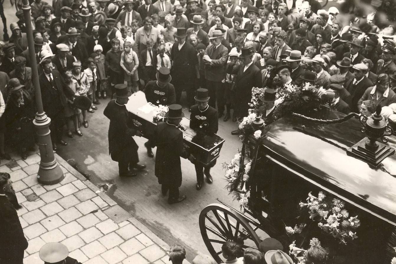 Oude foto uit 1923 van een uitvaart