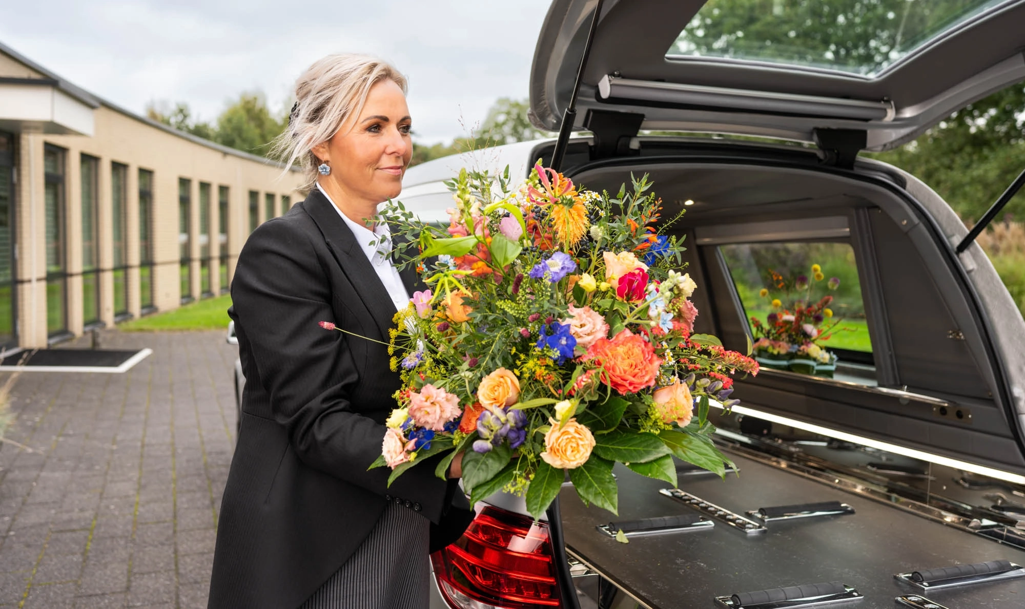 groep mensen bij begraafplaats