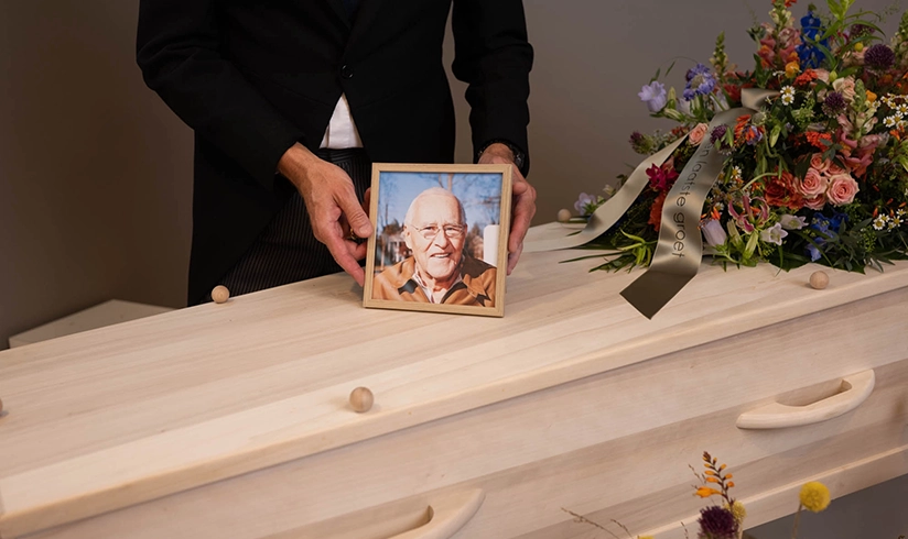vrouw houdt begrafenis toespraak 