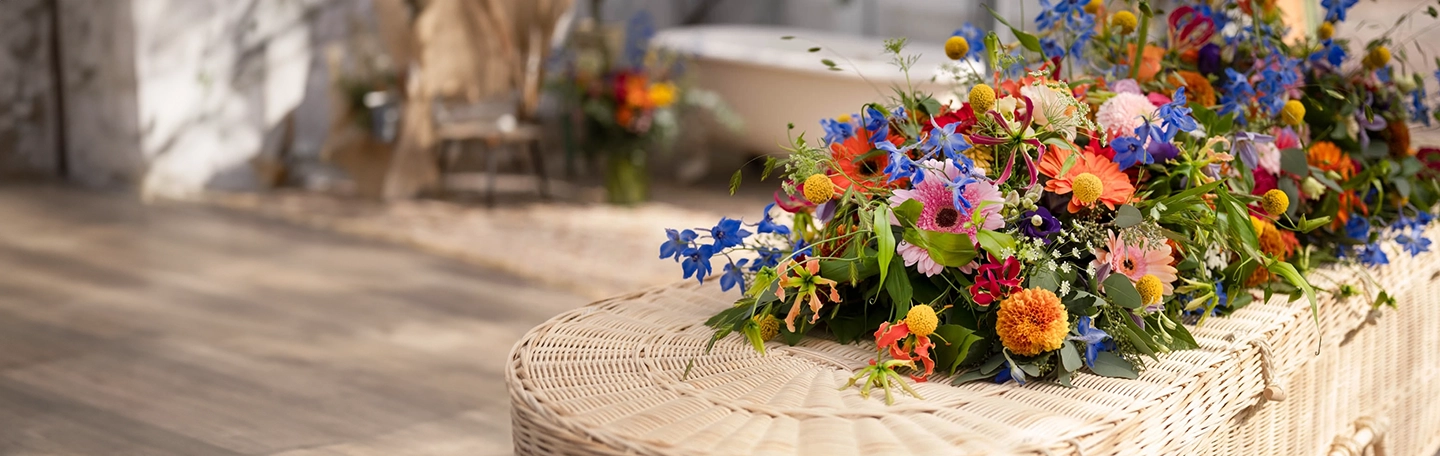 Uitvaart rouwstuk veldbloemen kleurrijk