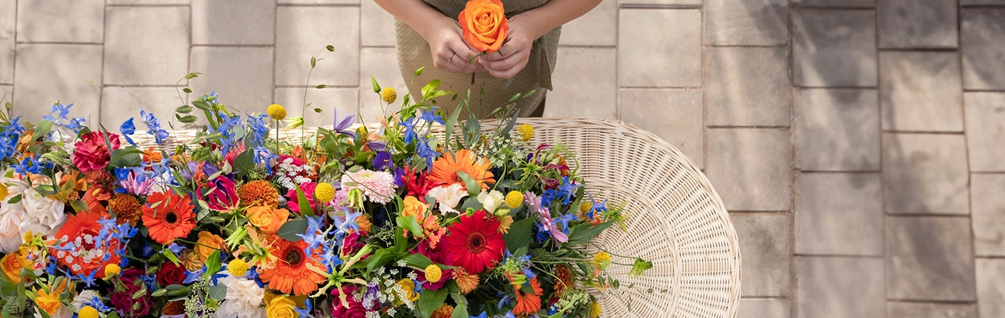 mand met bloemen