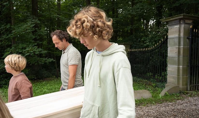 vrouw houdt begrafenis toespraak 