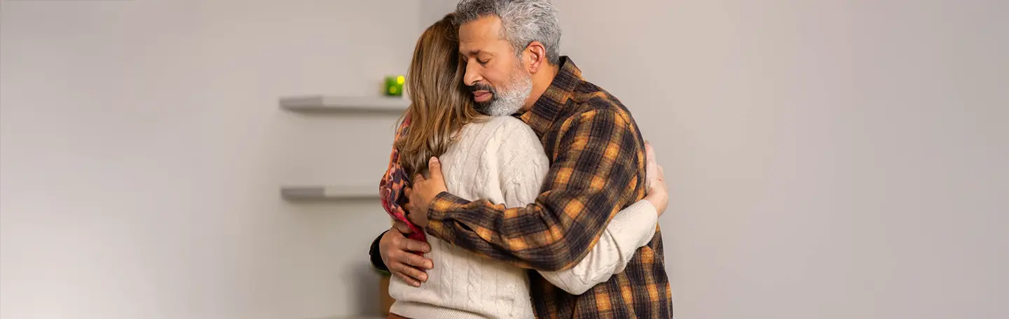 man en vrouw troosten