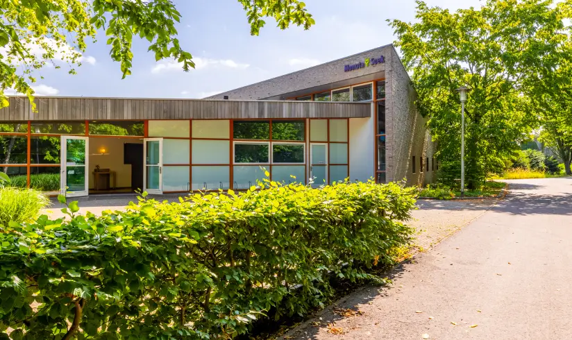 Monuta-Leiderdorp-uitvaartcentrum-buitenkant-2