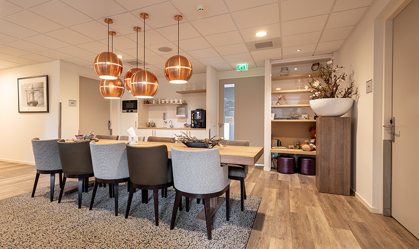Monuta-Zoetermeer-crematorium-familiekamer-slider.webp