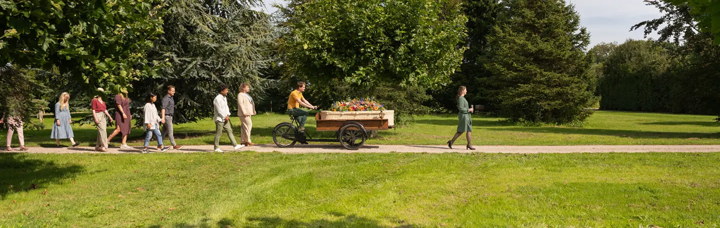 Rouwstoet met bakfiets in de natuur