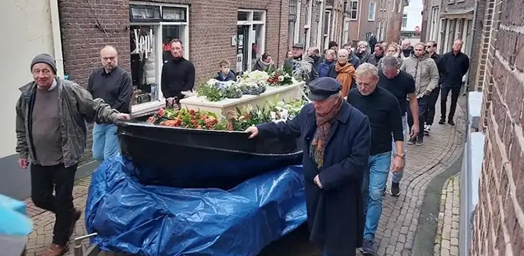 Een schipperswaardig afscheid met de uitvaartkist op een boot die op een aanhanger ligt