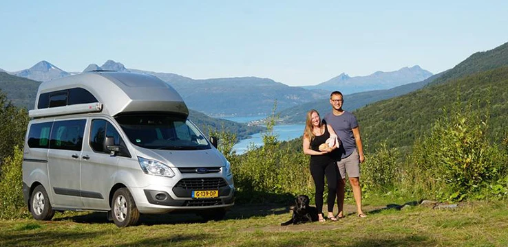 Jong stel staat bij camper ter nagedachtenis aan overleden dochtertje