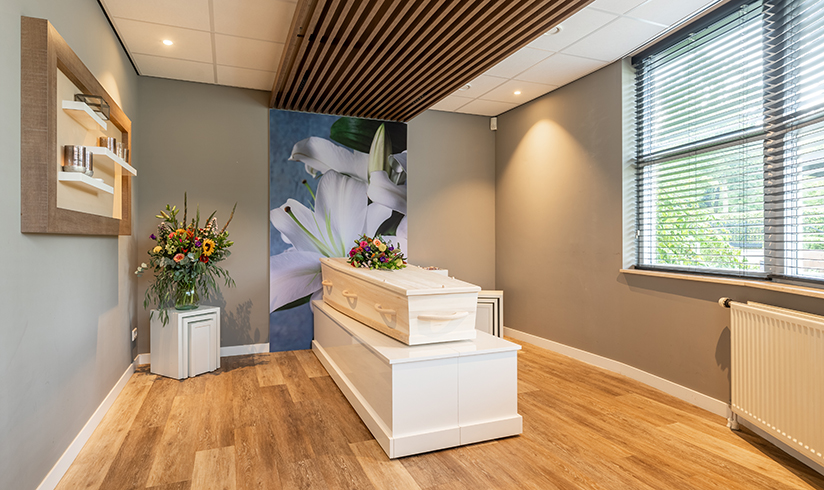 Een kamer met een kist met bloemen