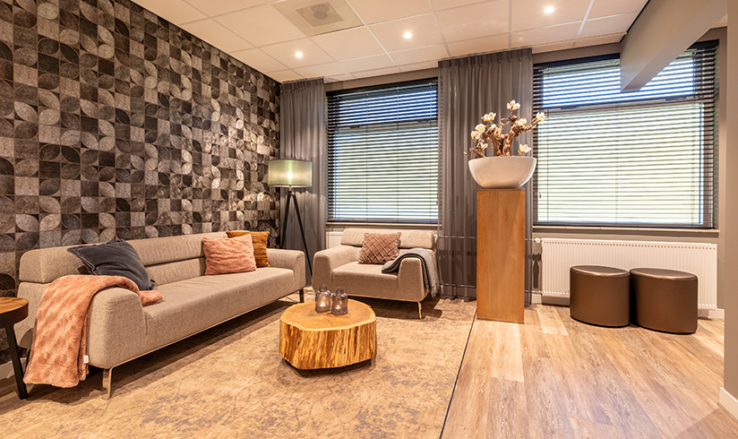 Een zithoek met stoelen en een bank