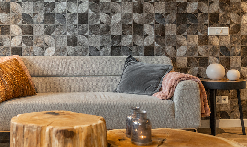 Zithoek met een salontafel en een bank