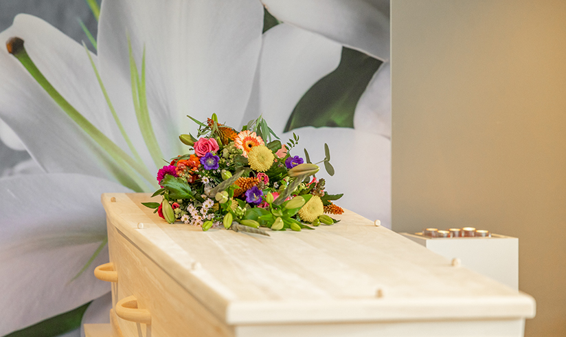 Een kist met bloemen