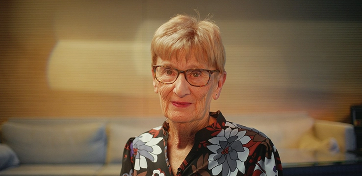 Portretfoto in geluidsstudio van nabestaande Betty voor November 2 Remember