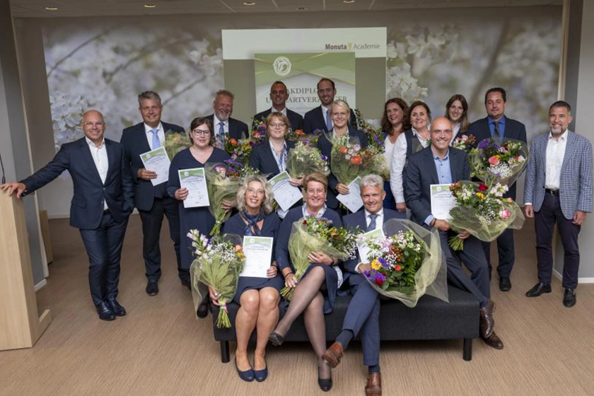 Groep uitvaartverzorgers ontvangen diploma Nationaal Vakexamen Uitvaartzorg