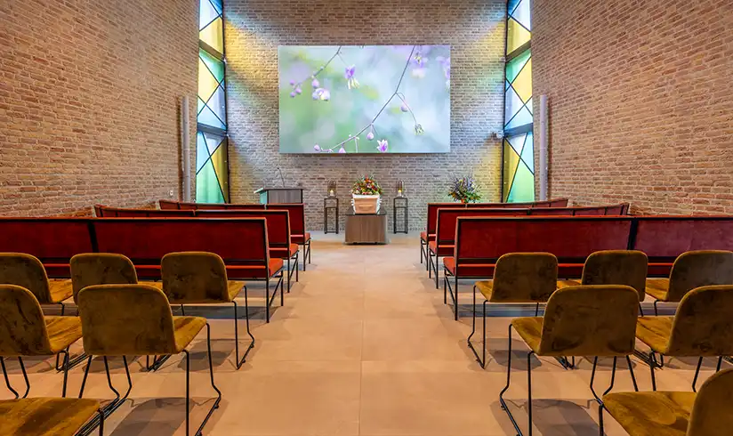 Balkon in een kapel met een orgel en een paar stoelen