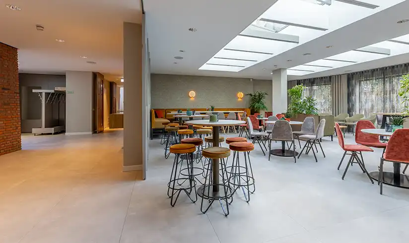 Ruimte met tafels en stoelen