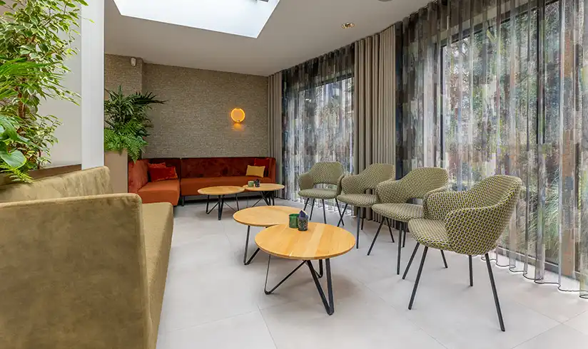 bank met tafel en stoelen