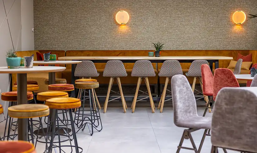 Ruimte met tafels en stoelen