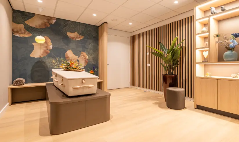 Kist met bloemen in een kamer