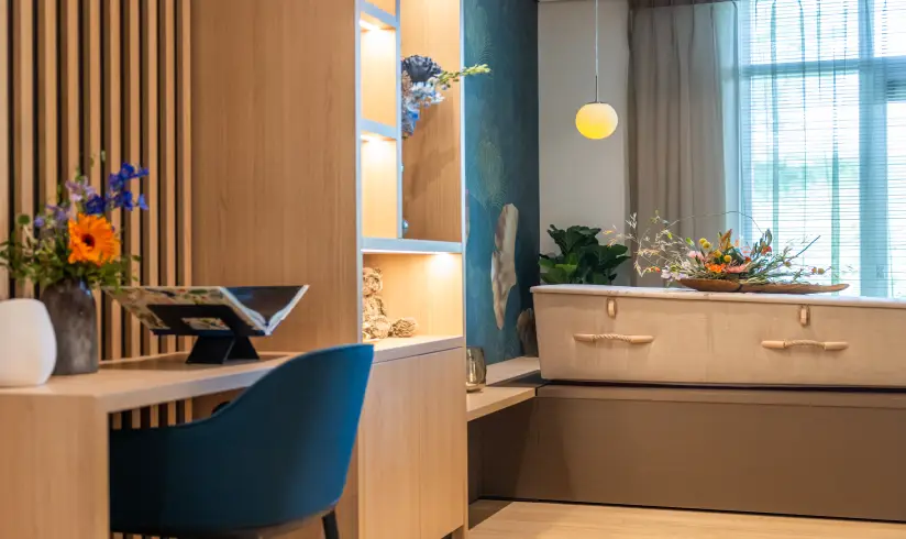 Ruimte met bureau en een kist met bloemen