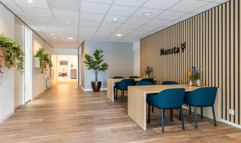 Ruimte met tafels en stoelen