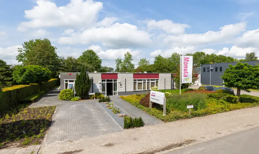 Vooraanzicht van het uitvaartcentrum met oprijlaan