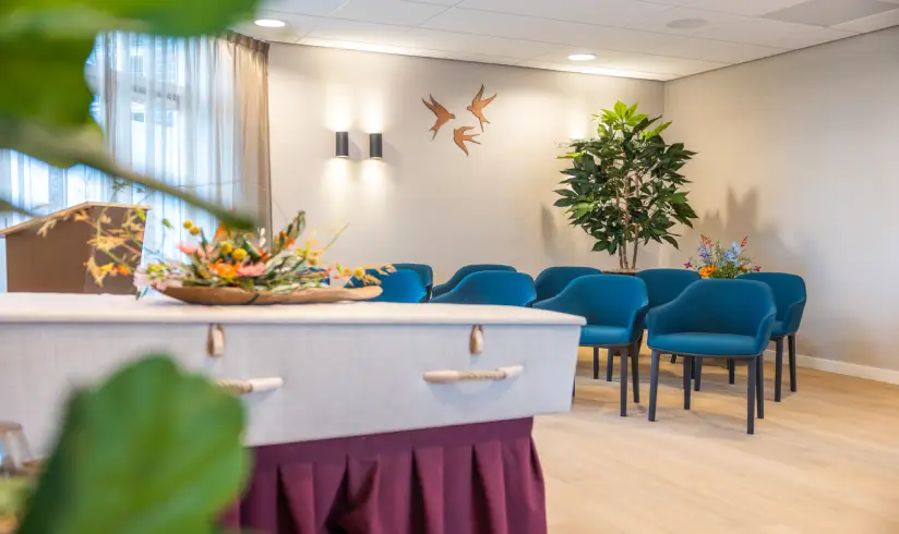 Aula met een kist en blauwe stoelen