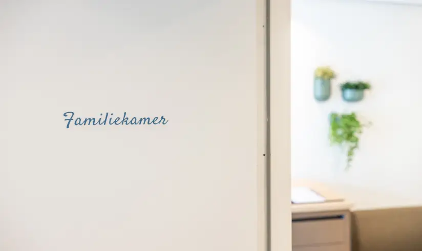 Deur met daarop het woord 'familiekamer'