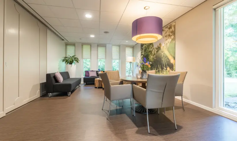 Kamer met een zithoek en een tafel met stoelen