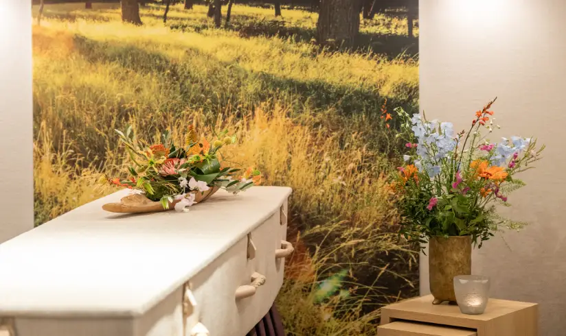 Ruimte met een kist met bloemen