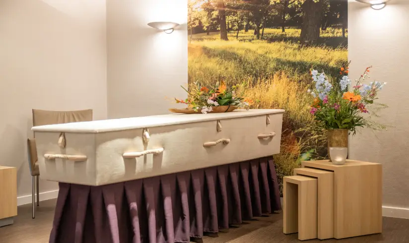 Kamer met kist en bloemen