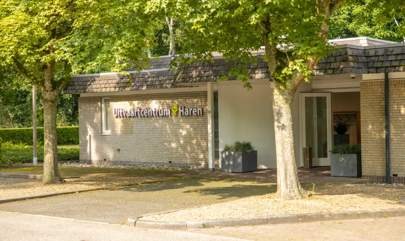 Uitvaartcentrum Haren omringd door bomen