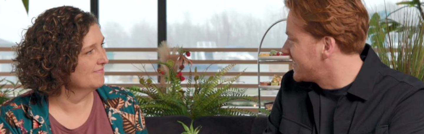 Foto van Ellen en Tommy die in gesprek met elkaar zijn over CakeTalk onderwerpen