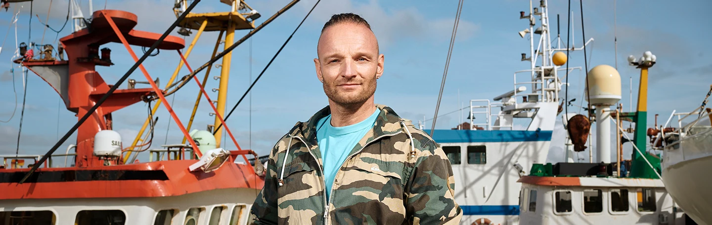 Portretfoto van stoere man in de haven