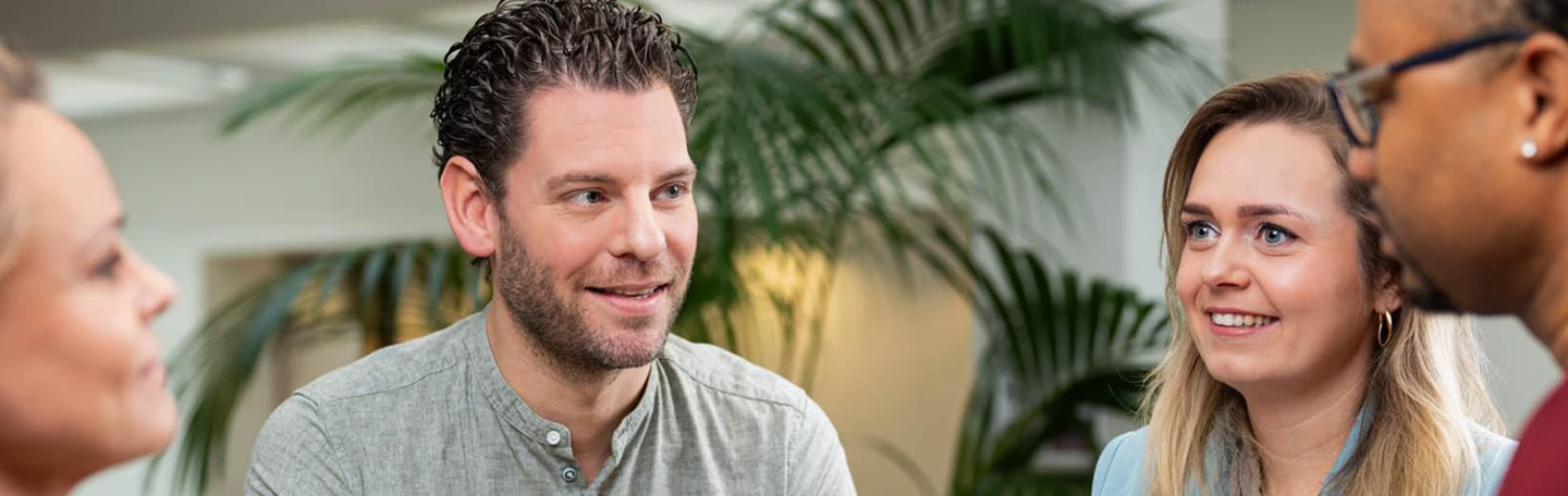 Collega's op kantoor aan de praat