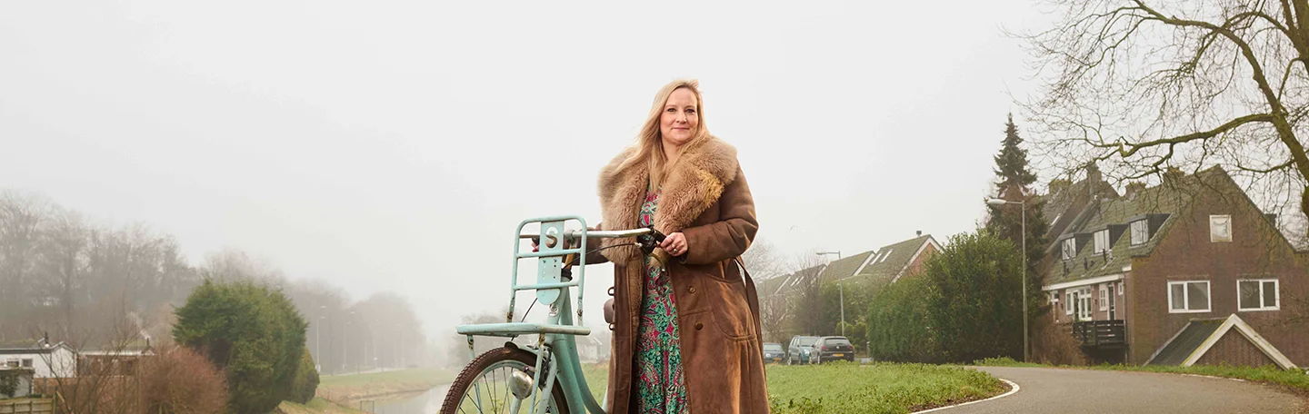 portret van vrouw met fiets op een dijk
