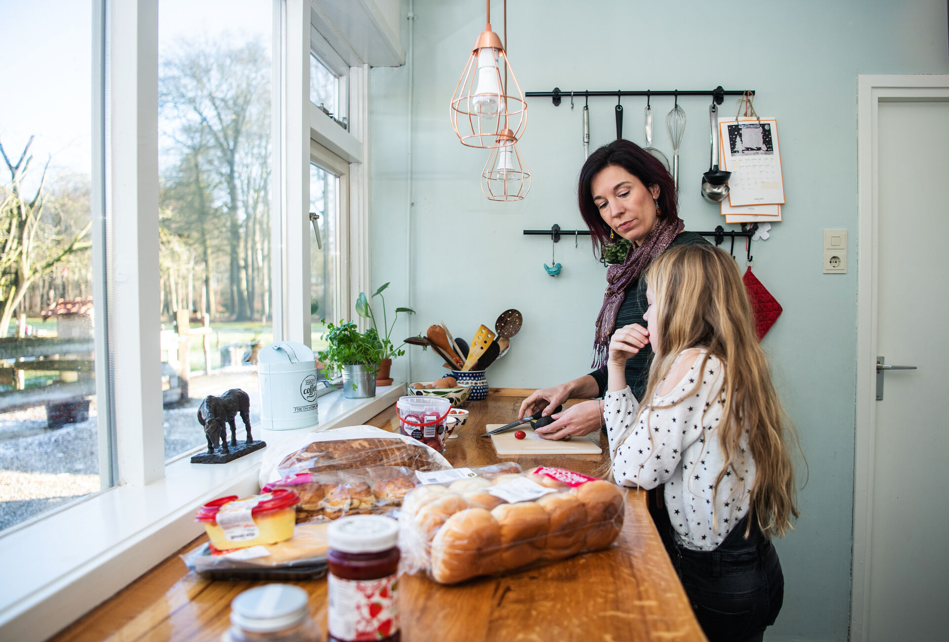 Moeder en dochter werken in de keuken