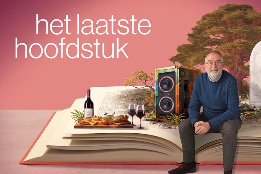 Schrijver Ronald Giphart zit op boek met allerlei illustraties achter zich