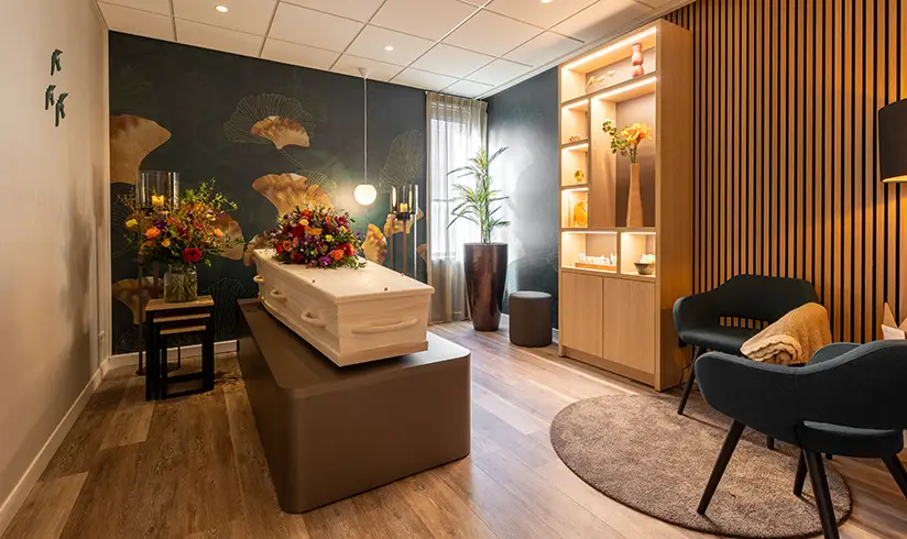 Kamer met een uitvaartkist en stoel