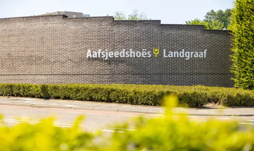 Vooraanzicht van het uitvaartcentrum met de woorden Aafsjeedshoes Landgraaf