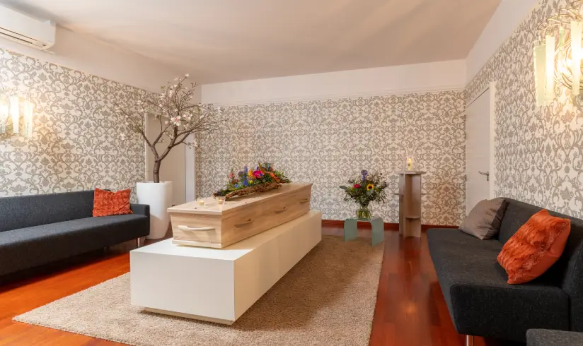 Kamer met 2 banken en een houten uitvaartkist in het midden