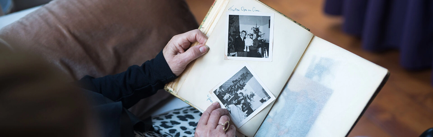 Iemand bladert door een foto album met babyfoto's