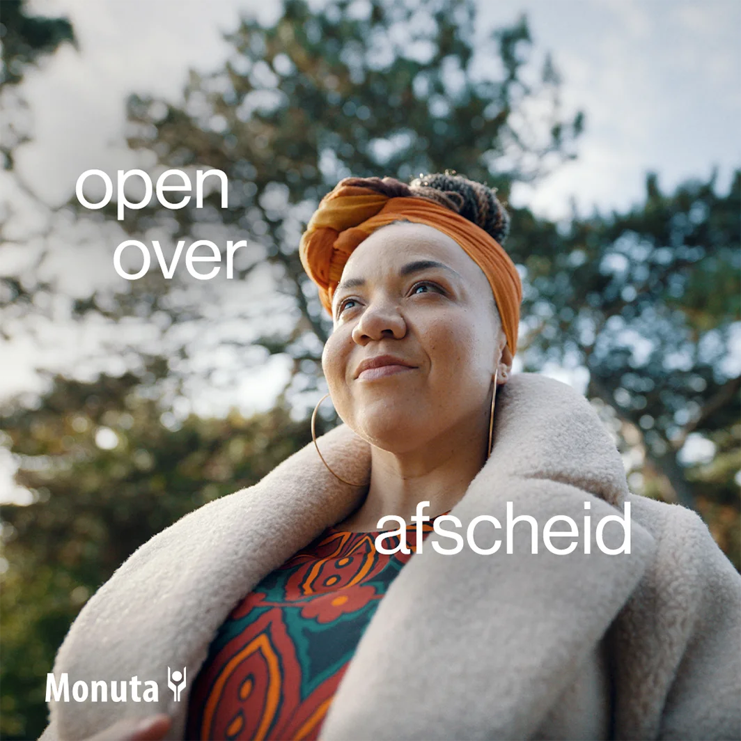 Vrouw in de natuur kijkend in de verte met tekst Open over afscheid