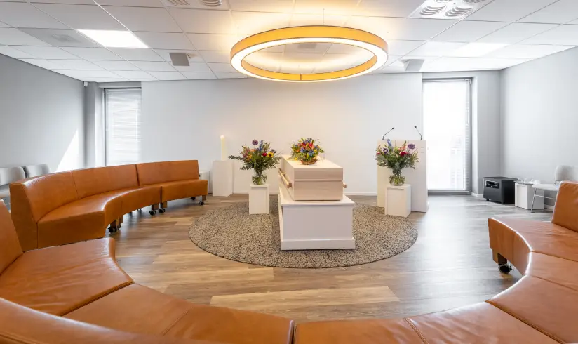 kamer met bank en opbaarkist
