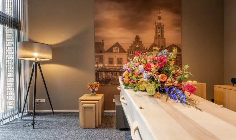 Kist met bloemen in een 24-uurskamer
