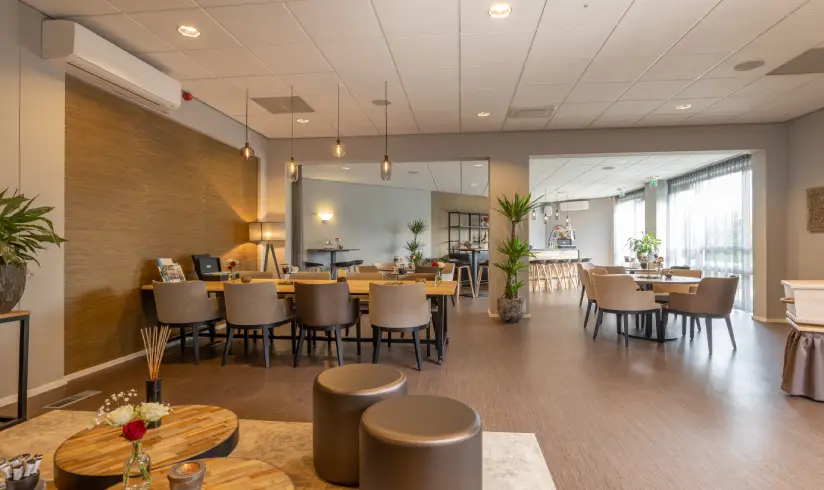 Grote ruimte met tafels en stoelen