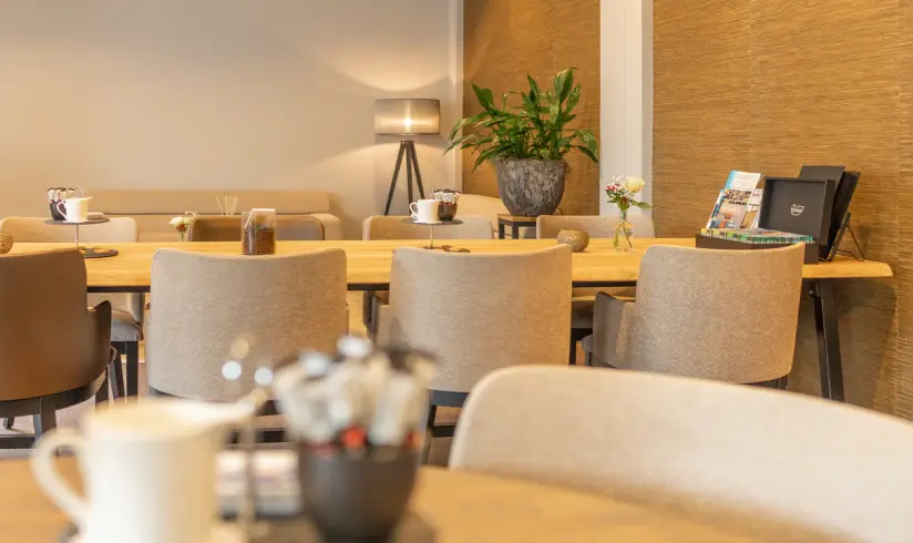 Ruimte met tafels en stoelen, de tafel op de voorgrond is niet in focus