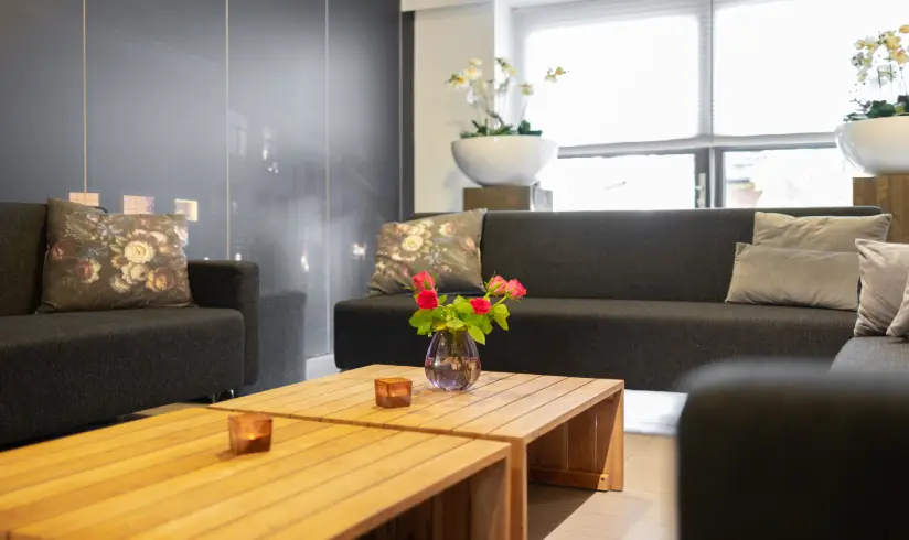 Kamer met zwarte banken en salontafels