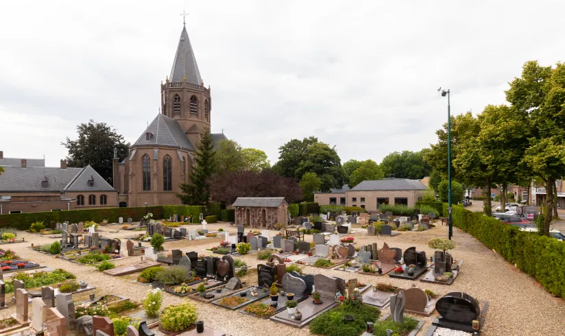 Begraafplaats met kerkgebouw in de achtergrond