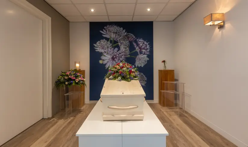 Kamer met een kist met bloemen